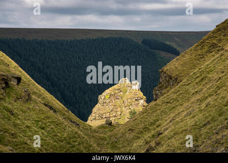 Châteaux d'Alport, une caractéristique naturelle spectaculaire dans la vallée d'Alport, Peak District, Derbyshire, Angleterre. La tour à la lumière du soleil. Banque D'Images