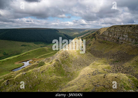 Châteaux d'Alport, une caractéristique naturelle spectaculaire dans la vallée d'Alport, Peak District, Derbyshire, Angleterre. Banque D'Images