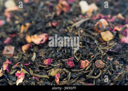 Plateau avec des fruits secs et de fleurs closeup Banque D'Images