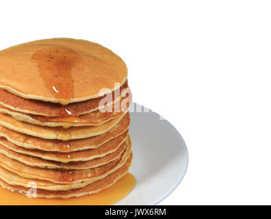 Fermé pile de crêpes fraîches faite avec du sirop servi sur assiette blanche, fond blanc avec de l'espace libre pour le texte et la conception Banque D'Images