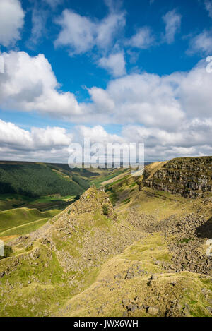 Châteaux d'Alport, une caractéristique naturelle spectaculaire dans la vallée d'Alport, Peak District, Derbyshire, Angleterre. Banque D'Images