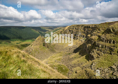 Châteaux d'Alport, une caractéristique naturelle spectaculaire dans la vallée d'Alport, Peak District, Derbyshire, Angleterre. Affleurement rocheux appelé la tour. Banque D'Images