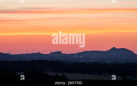 Le château d'Édimbourg et à l'Edinburgh skyline at dawn vue à la recherche de West Lothian. Banque D'Images
