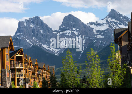 Immeubles à appartements de Canmore dominé par les montagnes Rocheuses, dans le parc national Banff Alberta Canada au début de l'été Banque D'Images