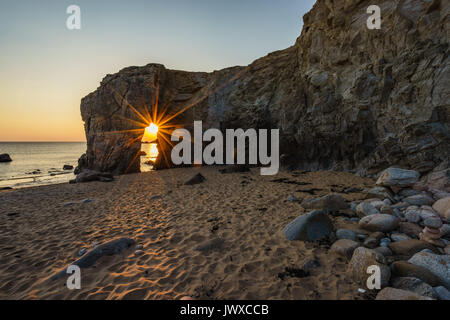 Coucher du soleil à l'Arche de Port Blanc à Quiberon en Bretagne Banque D'Images