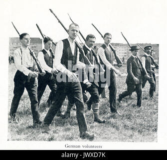 Cette photo a été prise dans la phase précoce de la Première Guerre mondiale, exactement où est inconnue. Il montre plusieurs volontaires allemands avec des fusils. Banque D'Images