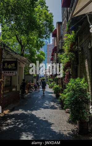 En regardant une rue de Tianzifang n Shanghai. Dans l'avant-plan est ancienne, l'architecture traditionnelle et dans l'arrière-plan sont nouveaux, moden gratte-ciel. Banque D'Images