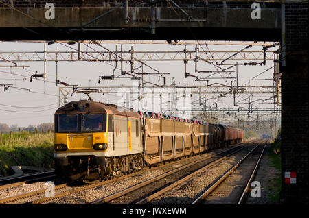 Une locomotive électrique de la classe 92 de l'entreprise de travail à Cheddington fret sur la West Coast Main Line. Banque D'Images