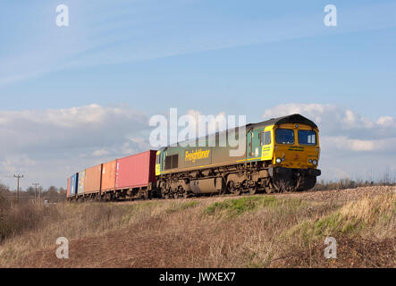 Une locomotive diesel de classe 66 numéro 66570 qui travaille un Freightliner à Ely Dock Junction à Cambridgeshire. Banque D'Images