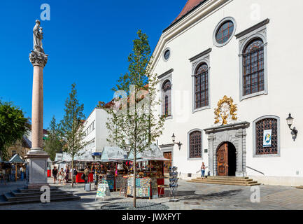 Eglise Saint Sauveur (église des Jésuites) sur Františkánske námestie Hlavné námestie, juste à côté (place principale), Vieille Ville, Bratislava, Slovaquie Banque D'Images