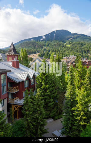 La belle vue sur forêt de pins avec Whistler Mountain du centre-ville de Whistler British Columbia Canada Banque D'Images