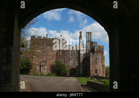 Ancien château de Berkeley encadré par une porte latérale, l'enveloppe intérieure et garder porterie du château sont visibles sur une journée ensoleillée avec ciel bleu et nuages Banque D'Images