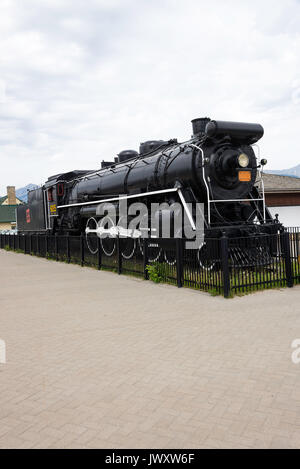 Locomotive à vapeur restauré le Canadien National 6015 sur l'affichage dans le centre-ville de Jasper Alberta Canada Banque D'Images