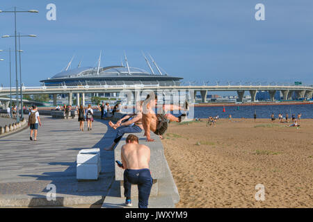 Saint-pétersbourg, Russie - Août 1, 2017 : Nommé d'après le parc tricentenaire de Saint-Pétersbourg, man practicing parkour dans la plage. Banque D'Images