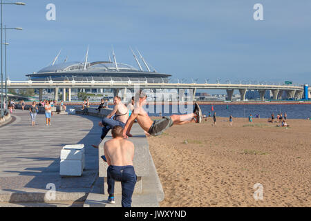 Saint-pétersbourg, Russie - Août 1, 2017 : Parc du 300e anniversaire de Saint-Pétersbourg, jeune homme en plage. trains parkour Banque D'Images