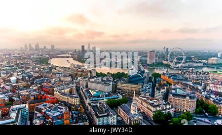Vue aérienne photo de beau soleil sur la ville de Londres capitale skyline célèbre destination européenne en Angleterre, Royaume-Uni Banque D'Images