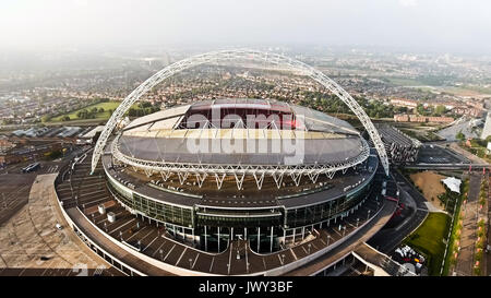 Vue aérienne de droit Photo de Wembley Arena Soccer, battant par Drone tourné à Londres Banque D'Images
