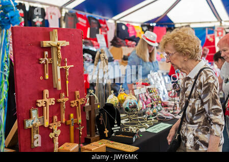 Detroit, Michigan - Objets religieux en vente au Festival annuel Pierogi parrainé par doux Cœur de Marie de l'Église catholique. Des milliers d'Polish-Am Banque D'Images