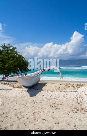 Jukung outrigger bateau sur une plage de sable blanc sur Gili Trawangan, Indonésie Banque D'Images