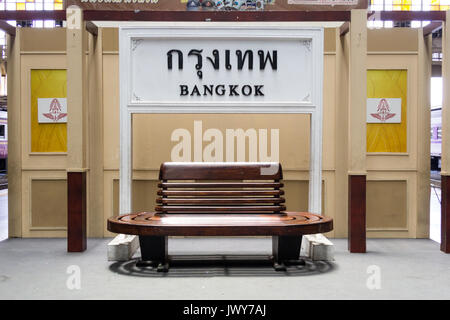 Au-dessous d'un banc de signe pour la gare de Bangkok, Hua Lamphong, Thaïlande Banque D'Images