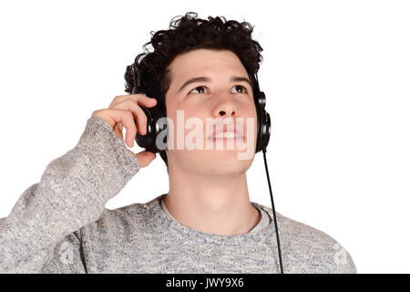 Portrait de jeune homme d'Amérique latine musique d'écoute avec un casque noir. Isolé sur fond blanc. Banque D'Images