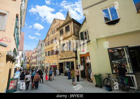 Rue avec ses maisons typiques dans le centre historique de Tübingen, Baden Wurtemberg, Allemagne. Banque D'Images