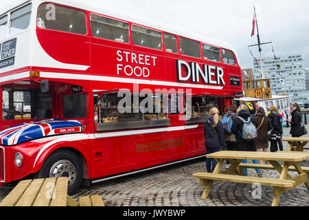 Bus à impériale à Liverpool utilisées comme nourriture manger Banque D'Images