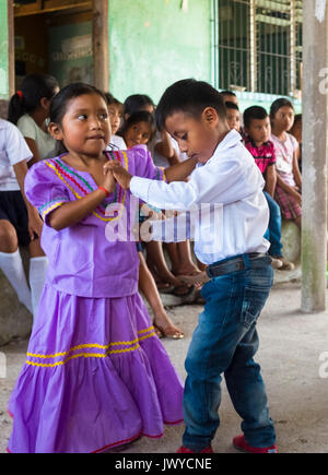 Les jeunes enfants de l'école du Honduras en costume de danse Banque D'Images
