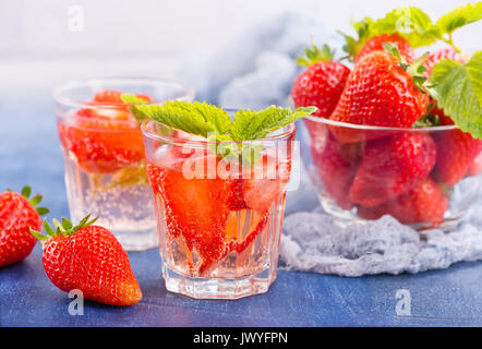 Boisson fraise en verre et sur une table Banque D'Images