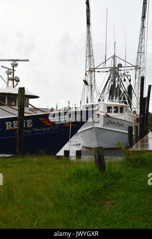 Le port de Wanchese, à l'extrémité sud de l'île Roanoke, maintient toujours une modeste flotte de pêche commerciale sur les rives extérieures de la Caroline du Nord. Banque D'Images