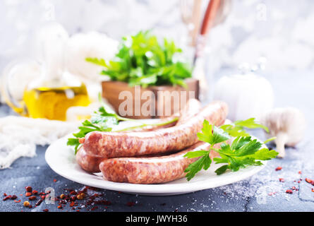 Saucisses aux épices sur plaque blanche. stock photo Banque D'Images