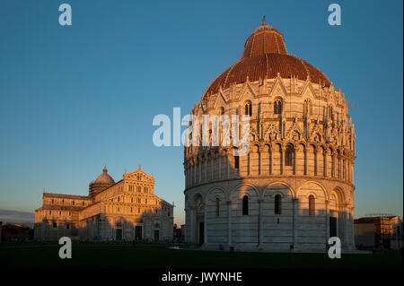 Clocher roman Battistero di San Giovanni (Baptistère de Saint-Jean) et cathédrale Metropolitana Primaziale di Santa Maria Assunta (cathédrale de Pise) sur le Camp Banque D'Images