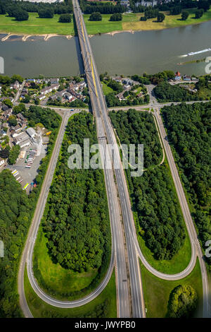Verrouillé UNE40, pont bloqué Ruhrschnellweg, Rhin viaduc, l'infrastructure routière, les routes, les ponts Neukamp, autoroute Homberg, les piétons sur l'étroite Banque D'Images