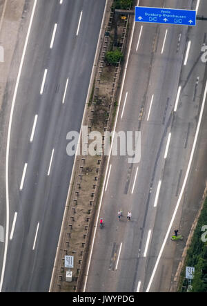 Verrouillé UNE40, pont bloqué Ruhrschnellweg, Rhin viaduc, l'infrastructure routière, les routes, les ponts Neukamp, autoroute Homberg, les piétons sur l'étroite Banque D'Images