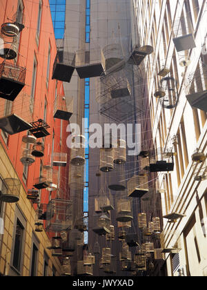 Les cages à oiseaux suspendus entre les gratte-ciel de Sydney, Australie. Banque D'Images