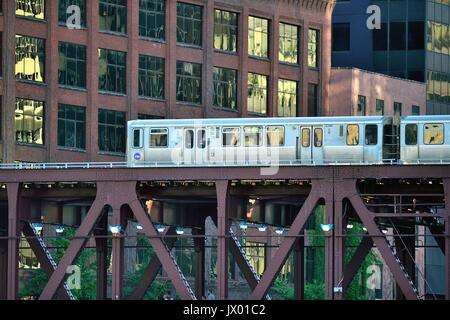 Un CTA Chicago Ligne Verte du train traversant la rivière Chicago sur le pont de la rue du lac à l'entrée de la boucle. Chicago, Illinois, USA. Banque D'Images