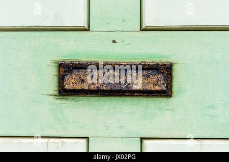 Vintage metal tiroir en bois peint en vert avec porte Banque D'Images