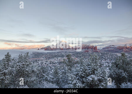 À l'échelle du nord de Sedona couverte de neige vers Thunder Mountain / Capitol Butte juste après l'aube. Image horizontale avec copie espace et un ciel clair Banque D'Images