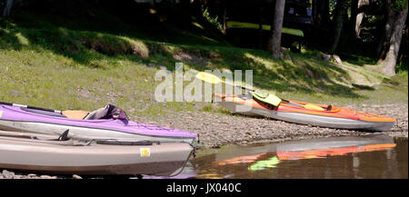 Trois kayaks sur la rivière Banque D'Images