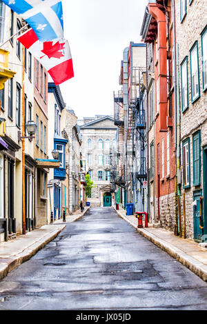 La ville de Québec, Canada - 30 mai 2017 : rue de l'étroit vide dans la vieille ville appelée rue Garneau avec drapeaux et route mouillée Banque D'Images