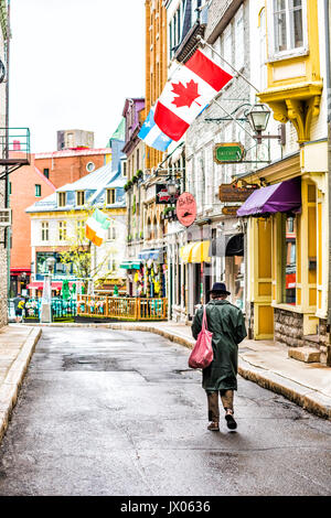 La ville de Québec, Canada - 30 mai 2017 : BiBi & Cie, Chapelier Store Se connecter avec l'homme en manteau à pied par bâtiments colorés dans la vieille ville sur la rue Garneau Banque D'Images