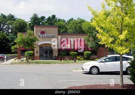 Extérieur d'un Applebee's restaurant à Raynham, Massachusetts Etats-unis. La chaîne a récemment annoncé la fermeture de plusieurs endroits. Banque D'Images