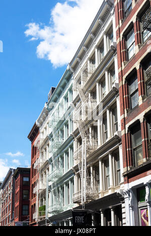 Une ligne de bâtiments sur Broome Street dans le quartier historique de ferHo-Cast dans Lower Manhattan Banque D'Images