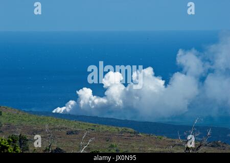 Paysage le long de la chaîne de cratères Road dans le parc national des volcans de lave pour atteindre l'océan et la vapeur plume Banque D'Images