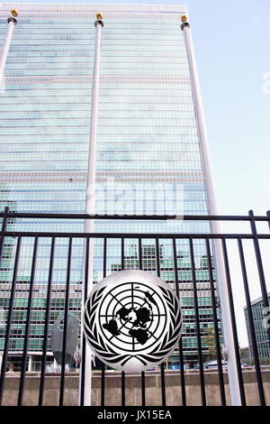 New York, USA - 26 septembre 2016 : Le siège de l'Organisation des Nations Unies Building vue à travers la clôture avec logo de l'ONU - situé sur la Première Avenue, Manhattan Banque D'Images