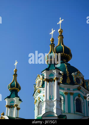 L'architecture ouvragée, dômes, et la décoration d'or de Saint Andrew's Church à Kiev, qui a été construit de 1747 à 1754. Banque D'Images