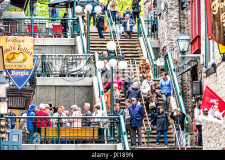 La ville de Québec, Canada - 30 mai 2017 : People walking down célèbre escaliers ou marches sur la vieille ville rue appelée rue du Petit Champlain par restaurants Banque D'Images