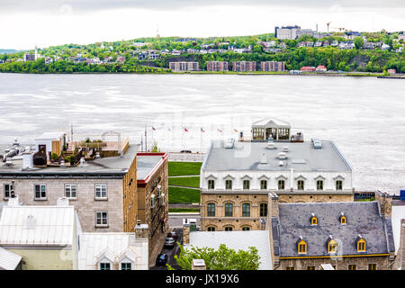 Toits de la ville ou de la vieille ville d'immeubles en vue de fleuve Saint-Laurent au Québec, Canada Banque D'Images