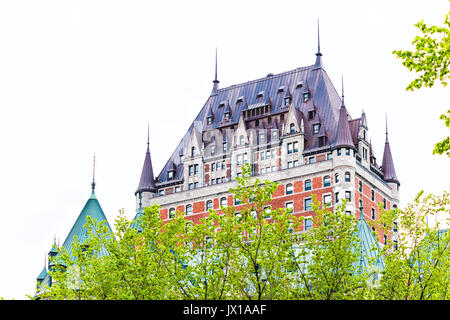 La ville de Québec, Canada - 30 mai 2017 : vue sur le Château Frontenac en vieille ville au cours de l'été avec des arbres verts Banque D'Images