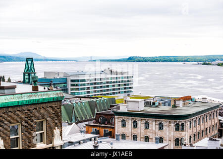 Toits de la ville ou de la vieille ville d'immeubles en vue de fleuve Saint-Laurent au Québec, Canada Banque D'Images